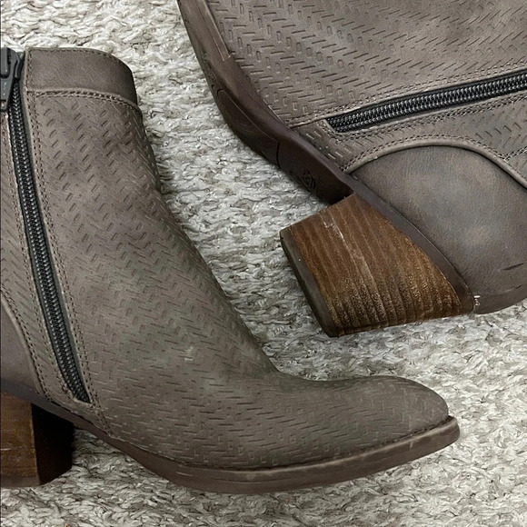 Roxy Devon Taupe Brown Textured Stacked Heel Ankle Booties - Size 9 - Picture 7 of 16